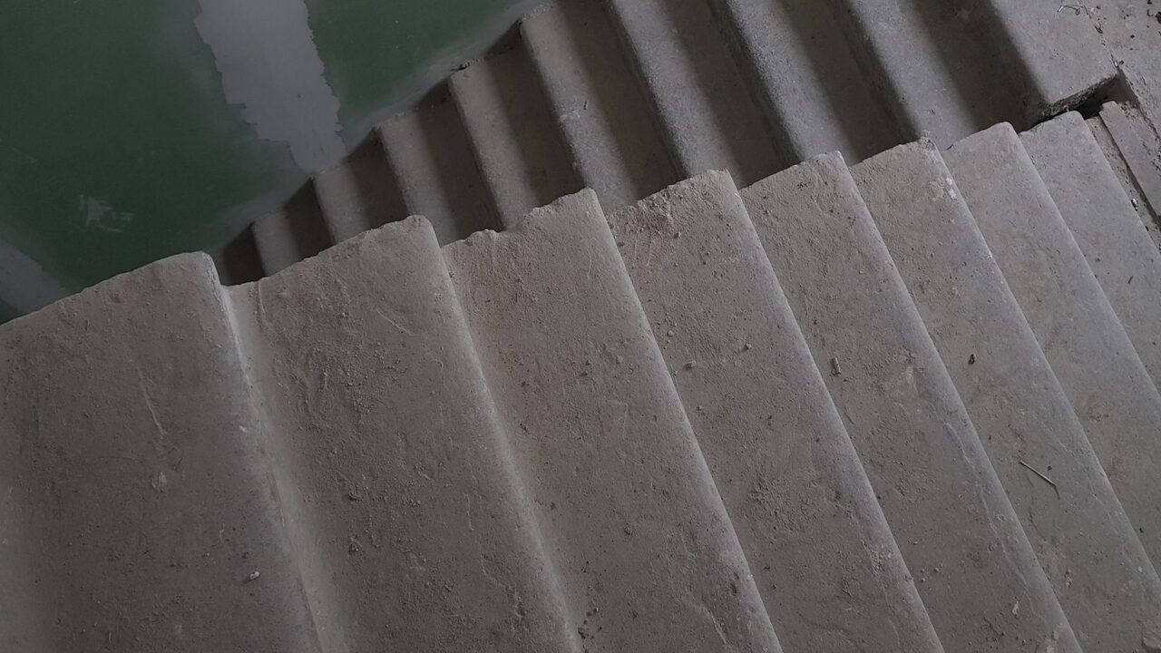 Окраска ступеней лестницы полиуретановым матреиалом с чипсами